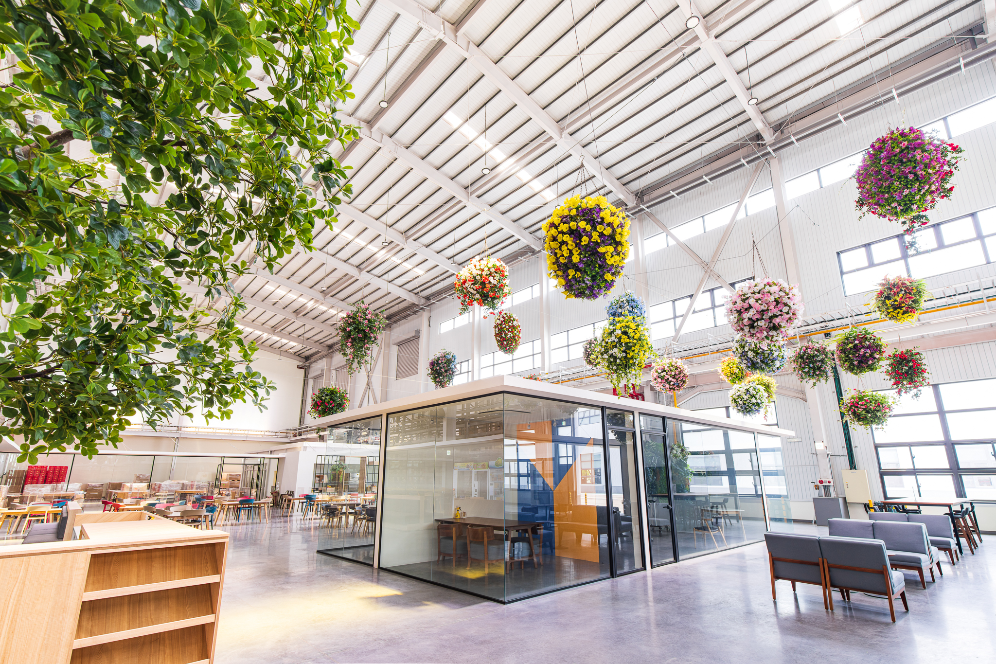 大型倉儲空間內的辦公室設計
